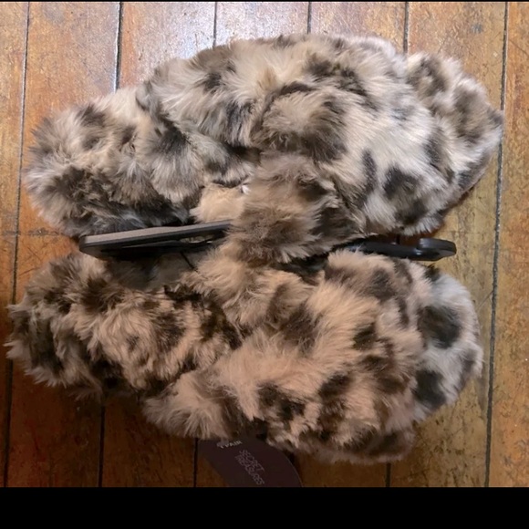 Shoes - Fuzzy slippers